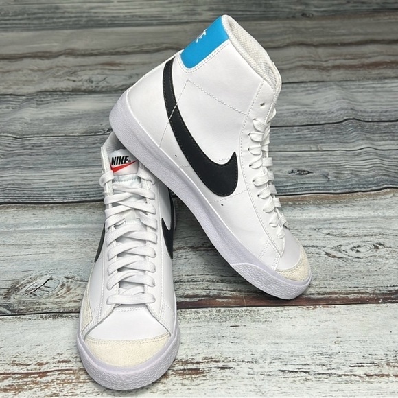 Nike White and Black Athletic Shoes Size - Y5 - Picture 1 of 8